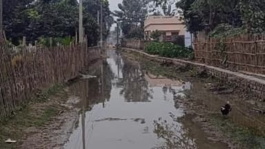नरकटियागंज: बारवा बरौली पंचायत के वार्ड नंबर-8 में सड़क पर नाली का पानी बहने से ग्रामीण परेशान, जिला पदाधिकारी को सौंपा आवेदन