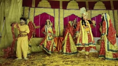 जीरापुर: माचलपुर में सुबोधिनी रसामृत महोत्सव में रासलीला में कलाकारों ने ब्रज की प्रसिद्ध लट्ठमार होली खेली।