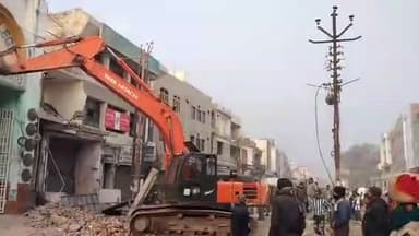 मुरादाबाद: बुध बाजार में स्मार्ट सिटी प्रोजेक्ट  के तेहत चल रहे कार्य के चलते हिंदू कॉलेज के गेट पर चला बुलडोजर