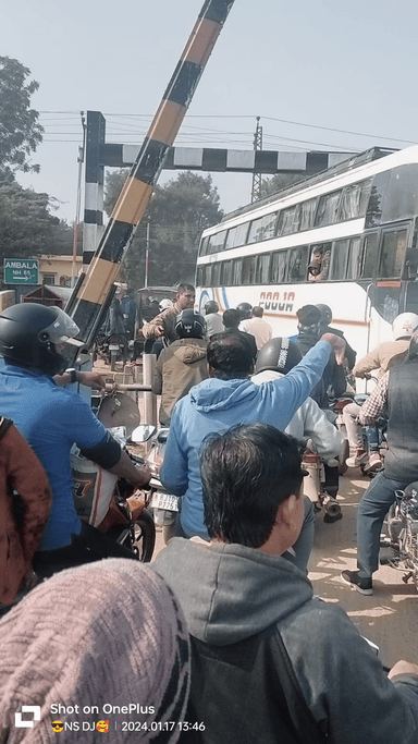 अग्रसेन नगर फाटक से रोज होते है लाखो लोग परेशान गलत साइड बस गाड़ियों से ज्यादा परेशान #churupolice #churu_vision