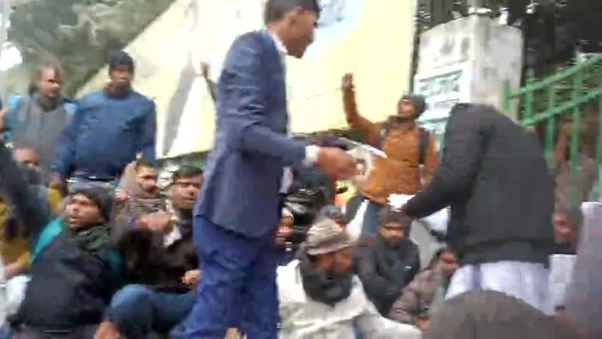 उपमुख्यमंत्री श्री तेजस्वी यादव जी के पटना आवास पर आईटीआई अतिथि अनुदेशकों का अपनें मांगों को लेकर प्रदर्शन #tejaswiyada