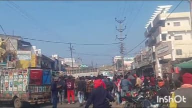 पिछोर: हिट एंड रन कानून को लेकर पिछोर नगर में ड्राइवरों ने चक्का जाम किया, ड्राइवर एकता जिंदाबाद के लगाए नारे