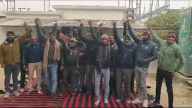 बदायूं: उझानी के विद्युत उपकेंद्र पर संविदा लाइनमैन की पिटाई से क्षुब्ध होकर संविदा विद्युत कर्मियों ने धरना प्रदर्शन किया