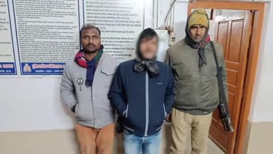 नवाबगंज: देवा थाना क्षेत्र से पुलिस द्वारा दो अभियुक्तों को किया गया गिरफ्तार, कब्जे से कल 20 लीटर अवैध कच्ची शराब किया बरामद