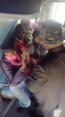 बरौनी-लखनऊ एक्सप्रेस ट्रेन में टीटीई ने यात्री से की मारपीट, वीडियो वायरल होने पर हुआ सस्पेंड।