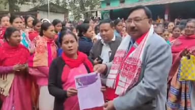 মাহমৰা: মাহমৰাৰ মিলন পঞ্চায়তত মুখ্যমন্ত্ৰীৰ মহিলা উদ্যমিতা আঁচনিৰ আবেদন পত্ৰ বিতৰণ কাৰ্যসূচীত উপস্থিত থাকে মন্ত্ৰী যোগেন মহন