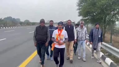 इटावा: चौबिया इलाके के आगरा लखनऊ एक्सप्रेस वे पर जयपुर से अयोध्या जा रहे पैदल जा रहे शख्स के पहुंचने पर स्वागत किया गया