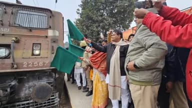 सलेमपुर: रेलवे स्टेशन सलेमपुर पर हुआ गोरखपुर शालीमार एक्सप्रेस का ठहराव, सांसद व विधायक ने दिखाई हरी झंडी