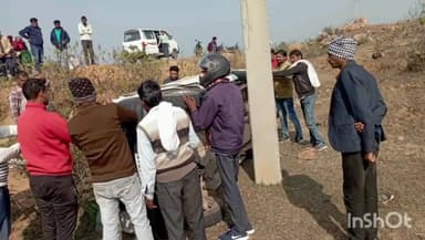 पिछोर: पिछोर-खनियाधाना बाईपास रोड अंतर्गत बुधना नदी के पास वाहन अनियंत्रित होकर पलटा, टला बड़ा हादसा