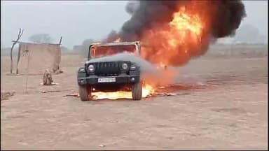 रावला: रावला के रिको में थार गाड़ी में लगी भीषण आंग चार जनों ने कूद कर बचाई जान