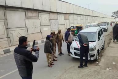 गाज़ियाबाद: एसीपी वेव सिटी ने बम निरोधक दस्ते के साथ क्षेत्र के कई स्थानों पर की चेकिंग, संदिग्ध वाहनों की हुई जांच