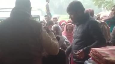 टनकुप्पा: बिहार के कृषि मंत्री कुमार सर्वजीत ने बरसौना गांव में 250 जरूरतमंदों के बीच बंटवाये गर्म चादर।