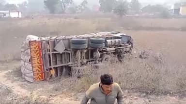 कांकेर: कोड़ेजूंगा चौक के पास बाईपास में ट्रक की चपेट में आने से छोटा हाथी वाहन हुआ क्षतिग्रस्त