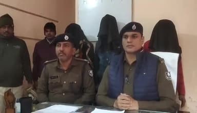 बाजपट्टी: बाइक लूट कर भाग रहे तीन अपराधियों को पुलिस ने किया गिरफ्तार ,बाजपट्टी थाना परिसर में डीएसपी ने दी जानकारी