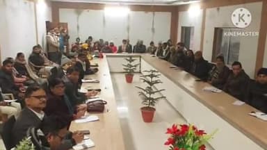 बगहा: अनुमंडल सभागार में डीएम ने की समीक्षात्मक बैठक, दिये आवश्यक निर्देश