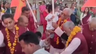 જેતપુર: અયોધ્યાથી સ્વયંસેવકો વીરપુર જલારામ બાપાના મંદિર ખાતે આવી પહોંચતા સ્વાગત કરાયું