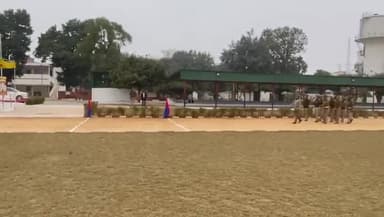 शाहजहांपुर: शुक्रवार साप्ताहिक परेड की सलामी लेकर आगामी गणतंत्र दिवस की परेड तैयारियों का पुलिस लाइन में SP ने किया निरीक्षण