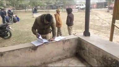 इटावा: गोपीयापुर गाँव में महिला ने फाँसी लगाकर की आत्महत्या,पोस्टमार्टम प्रक्रिया में जुटी पुलिस