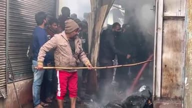हज़ारीबाग: सदर थाना क्षेत्र के डेली मार्केट में लगी भीषण आग, करीब एक दर्जन दुकानें जली