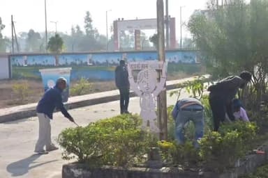 मंदसौर: कलेक्टर कार्यालय परिसर में कलेक्टर ने कई विभागों के अधिकारियों के साथ मिलकर की सफाई