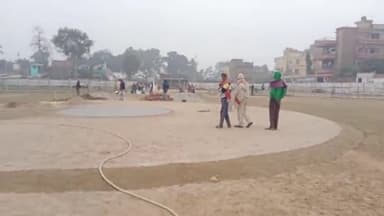 गोगरी: भगवान हाई स्कूल के मैदान में मुख्यमंत्री नीतीश कुमार का 21जनवरी को कार्यक्रम को लेकर मैदान में हेलीपैड की तैयारी करते मजदूर