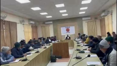 शाहजहांपुर: जिला निर्वाचन अधिकारी ने नवीन कलेक्ट्रेट सभागार में अधिकारियों के साथ बैठक कर दिए दिशा-निर्देश