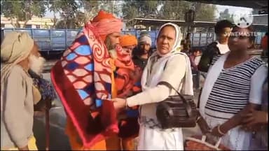 धौलपुर: शोभा बाई व उनकी टीम ने शहर के रेलवे स्टेशन समेत विभिन्न जगहों पर गरीबों को बांटे कंबल