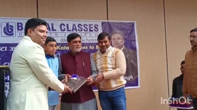 बिहटा: मोलहिमपुर स्थित ओलंपियाड में पांचवा रैंक लाने वाले छात्रों को संसद ने किया पुरस्कृत व सम्मानित