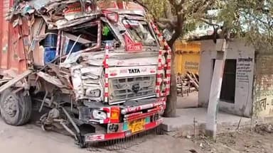 मोठ: गुरसरांय नवीन गल्ला मंडी के गेट नंबर-2 के समीप हुई दो ट्रकों की भिड़ंत, ट्रक चालक को आईं मामूली चोटें