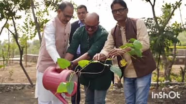 होशंगाबाद नगर: नर्मदापुरम के कलाकार शरद सिंह द्वारा गाई भगवान राम स्तुति की एक कॉपी पूर्व मुख्यमंत्री को की गई भेंट