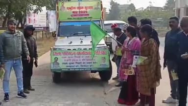 बगोदर: बगोदर प्रखंड कार्यालय से सडक सुरक्षा नियमो का पालन कराने हेतू जागरुकता रथ का प्रमुख व सीओ ने हरी झंडी दिखाकर किया रवाना