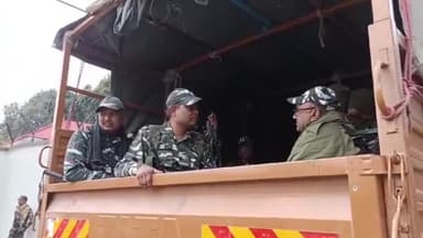 कांके: कांके रोड स्थित सीएम आवास के बाहर भारी संख्या में तैनात किए गए सीआरपीएफ के जवान