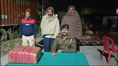बरौली: बतरदे गांव के समीप से पुलिस ने वाहन जांच के दौरान बाइक सवार दो गांजा तस्कर को किया गिरफ्तार, 10 किलो गांजा बरामद।