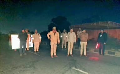 तरबगंज: राम मंदिर प्राण प्रतिष्ठा कार्यक्रम एवं पीएम के आगमन के दृष्टिगत नवाबगंज में अपर पुलिस अधीक्षक ने किया रात्रि गश्त