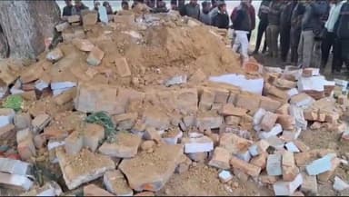 कन्नौज: शहर के ताजपुर नौकास्त मोहल्ले में मौजूद पठान शाह बाबा की मजार टूटने से मुस्लिम समुदाय में अक्रोश, पुलिस ने संभाला मोर्चा