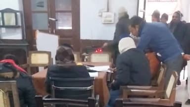 बहराइच: ज़िला बार एसोसिएशन सभागार में ग्राम न्यायालयों की स्थापना के विरोध में अधिवक्ताओं ने की बैठक हुए न्याय कार्य से विरत