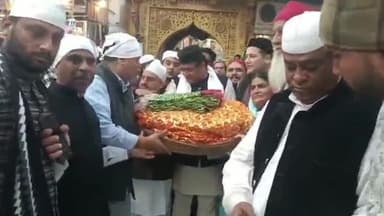 अजमेर: कांग्रेस के पूर्व डिप्टी सीएम सचिन पायलट के द्वारा भेजी गई चादर दरगाह में हुई पेश