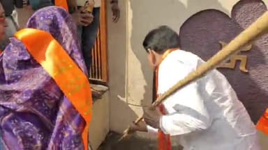 मंदसौर: वार्ड क्रमांक 39 यश नगर में डिप्टी CM जगदीश देवड़ा ने भाजपा कार्यकर्ताओं व नेताओं के साथ स्वच्छता अभियान चलाया