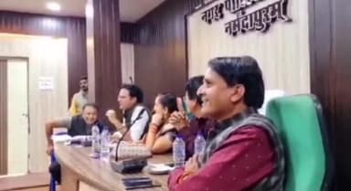 होशंगाबाद नगर: नर्मदापुरम नगरपालिका सीएमओ ने नगर पालिका परिषद की बैठक में गाई गजल वीडियो हुआ वायरल