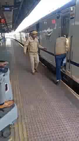 अजमेर: अजमेर रेलवे स्टेशन के प्लेटफार्म नंबर दो पर वंदे भारत ट्रेन में चढ़ते वक्त यात्री का पैर फिसला, पुलिस कर्मी ने बचाया