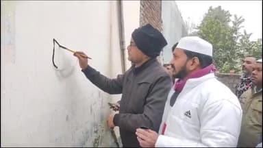 गोरखपुर: भाजपा अल्पसंख्यक प्रकोष्ठ के सदस्यों ने गोरखनाथ में विभिन्न जगहों पर की वॉल पेंटिंग, कहा - एक बार फिर से मोदी सरकार