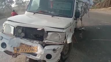 फूलपुुर: मइ में कार से टकराकर डिवाइडर पर चढ़ी अनियंत्रित पिकअप