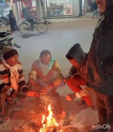 लकड़ी नबीगंज: मदारपुर बाजार पर ठंड से बचाव के लिए डीएम के निर्देश पर अंचल अधिकारी ने जलाया अलाव ठंड से लोगों को मिला राहत