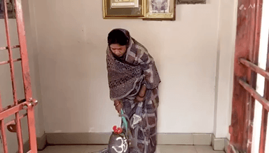 सिंगरौली: मध्यप्रदेश शासन राज्य मंत्री श्रीमती राधा सिंह ने वार्ड न.30 शिव मंदिर में चलाया स्वच्छता अभियान दिलाई स्वच्छता की शपथ