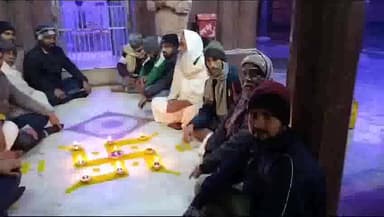 राघोपुर: अयोध्या में राम मंदिर प्राण प्रतिष्ठा के पूर्व संध्या बाबा गंगेश्वर नाथ धाम फतेहपुर मंदिर में राम भक्तों ने जलाया दीप
