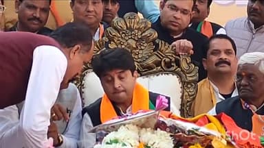 गुना: 3 यात्री ट्रेनों को चलाने की मांग पर ZRUCC मेंबर सुनील आचार्य ने लक्ष्मीगंज में केंद्रीय मंत्री सिंधिया को दिया ज्ञापन