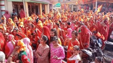 भूपालसागर: आकोला में ग्यारह सो महिलाओं द्वारा कलश यात्रा के साथ आयोजन सम्पन्न।
जगह जगह ग्रामीणों ने पुष्पवर्षा कर स्वागत किया।