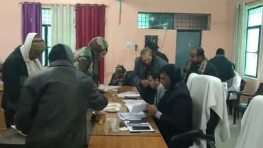 अमृतपुर: चकमार्ग को लेकर एडीएम से अन्टिया गांव के आधा दर्जन व्यक्ति पहुंचे कानून गो दी जानकारी दबंगों ने चकमार्ग नहीं बनने दिया