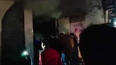 शाहजहांपुर: सदर बाजार स्थित ज्वैलरी शोरूम में देर रात अचानक लगी आग, दमकल कर्मियों ने कड़ी मशक्कत के बाद बुझाई आग