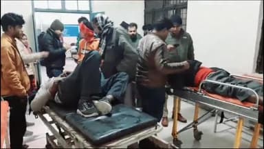 मोठ: कुम्हरार रोड़ के समीप असंतुलित होकर गिरे मोटरसाइकिल सवार दो व्यक्ति, किया मेडिकल कॉलेज झांसी रेफर